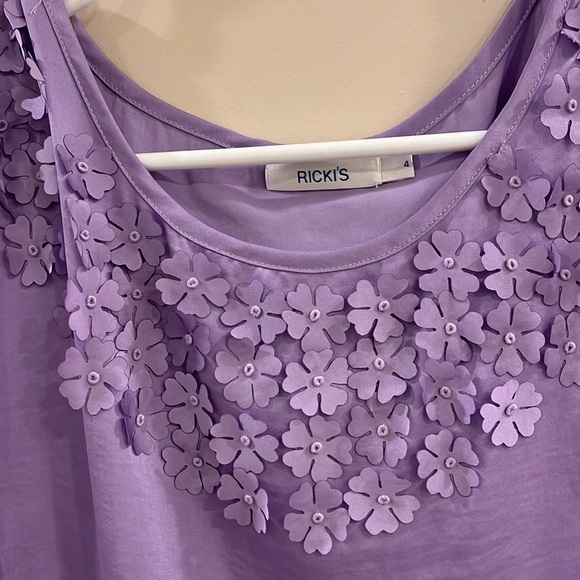 Light Purple Satin Flower Appliqué Sleeveless Top - Picture 2 of 4